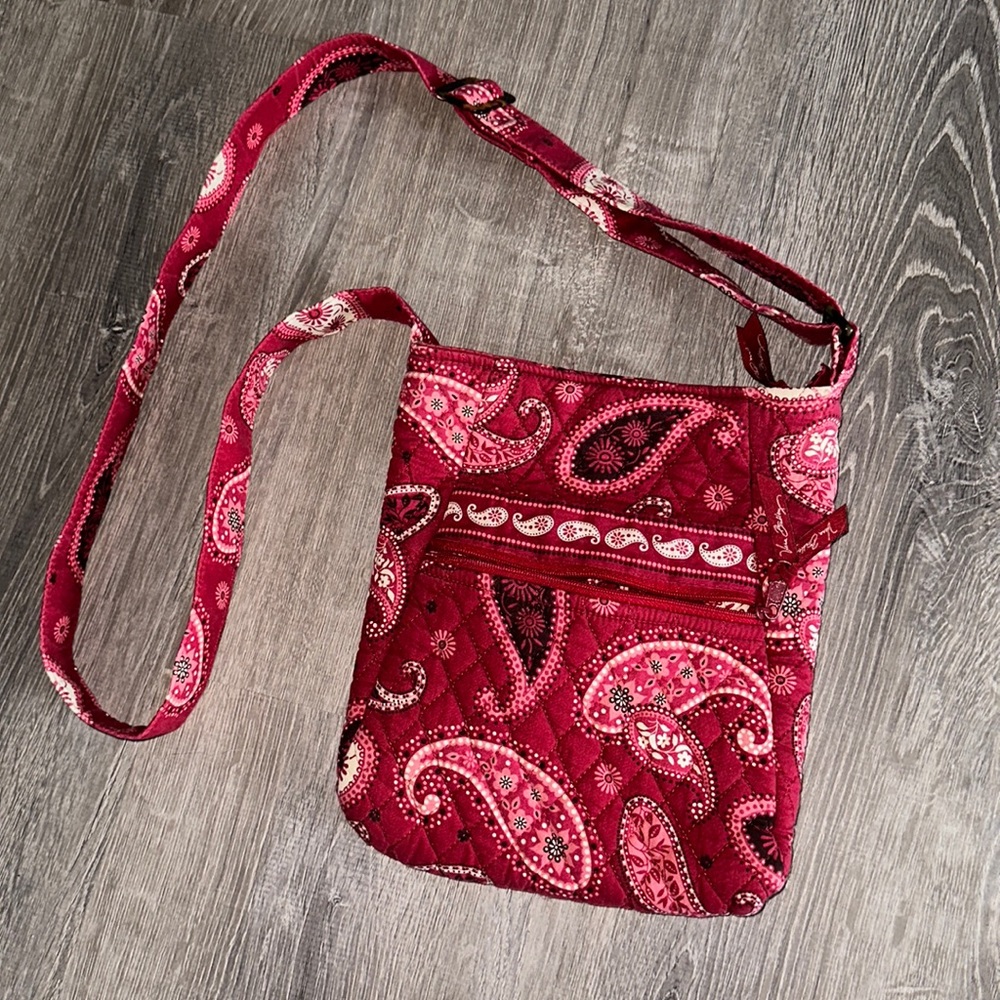 🚨 SOLD 🚨 Like new Vera Bradley Crossbody purse in retired Mesa Red pattern